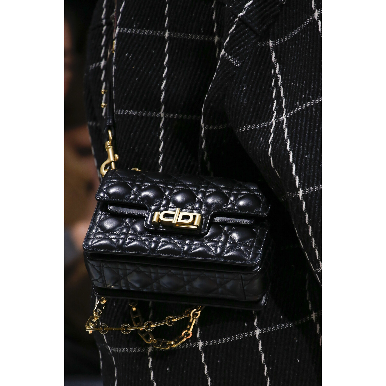 Фото Details Christian Dior , Details Dior Fall 2018 Ready-to-Wear , Детали показа Кристиан Диор , Детали показа Диор осень зима 2018 , Fashion show , неделя моды в Париже , PFW , Мария Грация Кьюри , Mainstyles